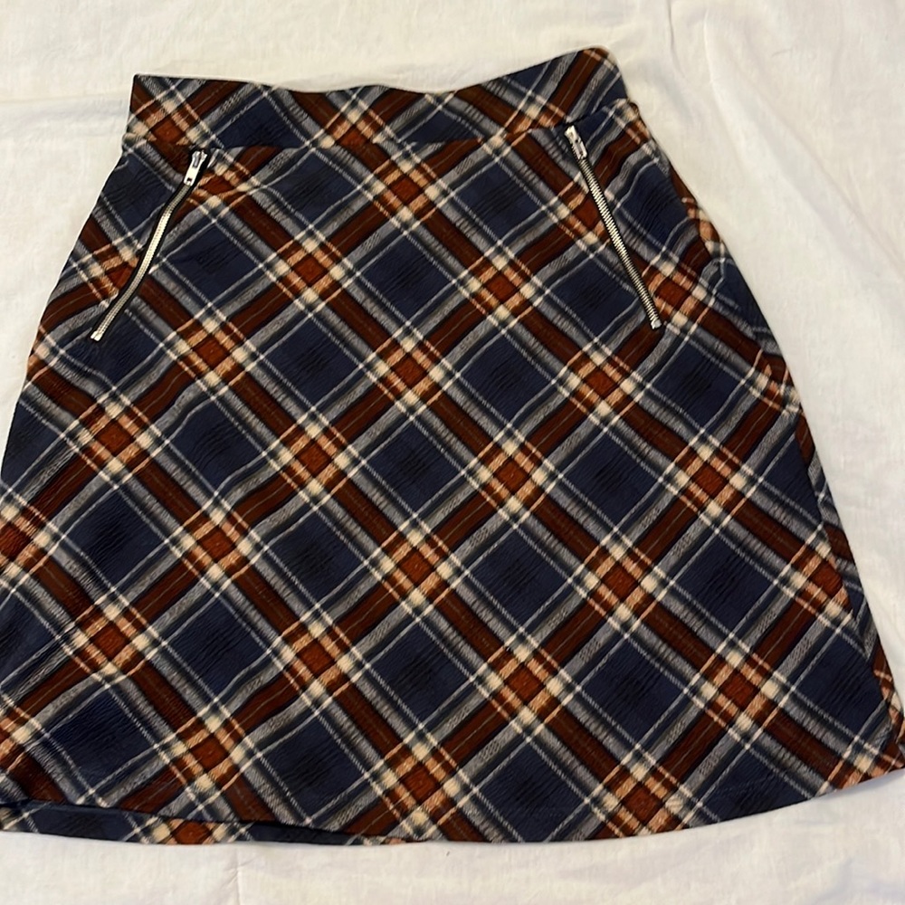 Dark plaid skirt by Le Lis, size small petite